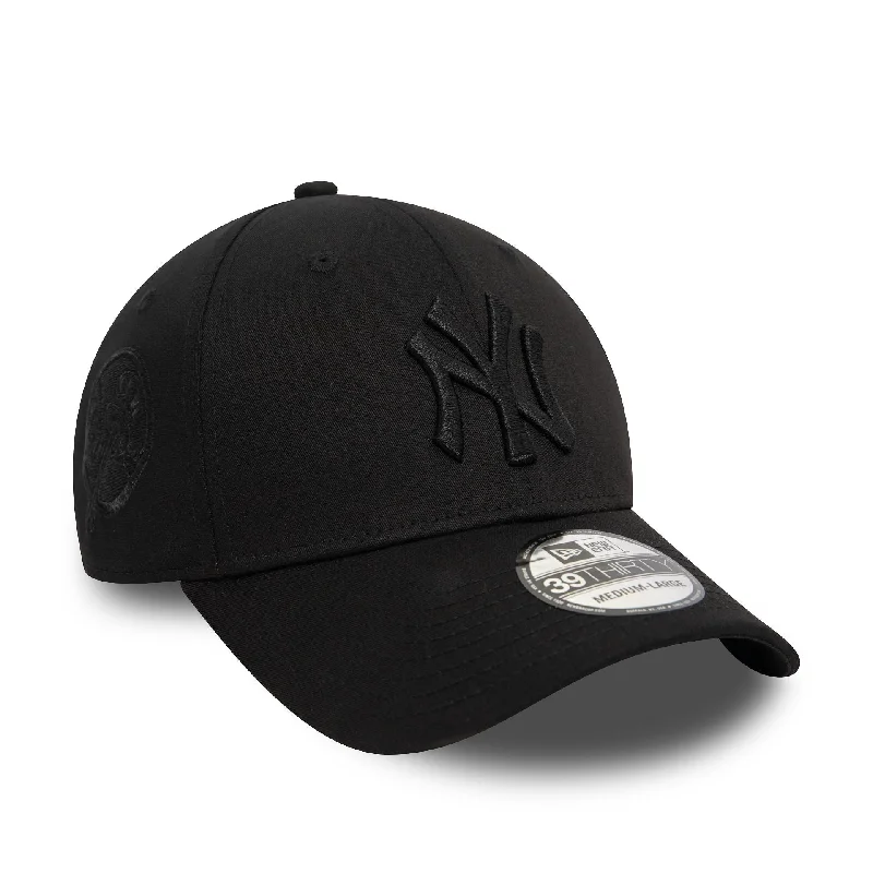 New York Yankees Monochrome Black 39THIRTY Stretch Fit Cap